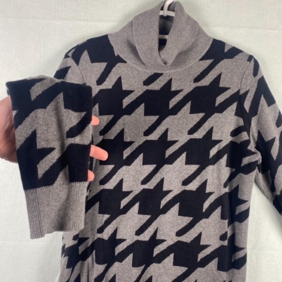 Ann Taylor | Women’s Medium Houndstooth Design Turtleneck Sweater | Grey,‎ Black - Picture 4 of 7